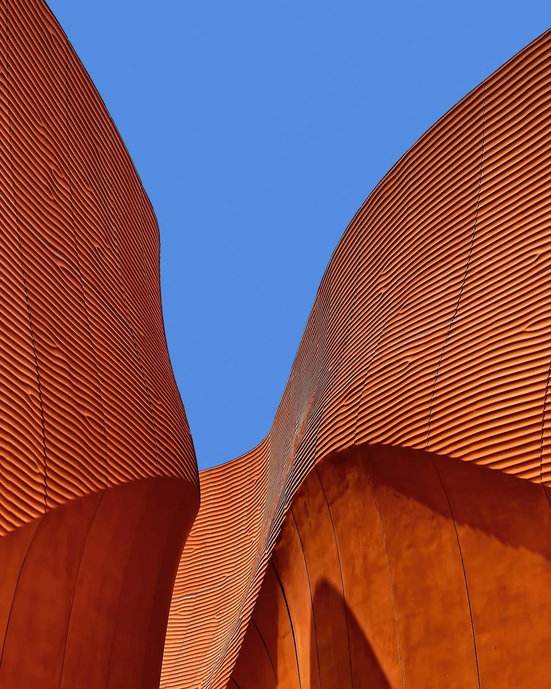Geschwungene, gerippte Architekturfassade